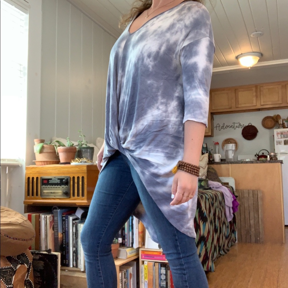 Potter’s Pot Stormy Skies hi low tie front tunic